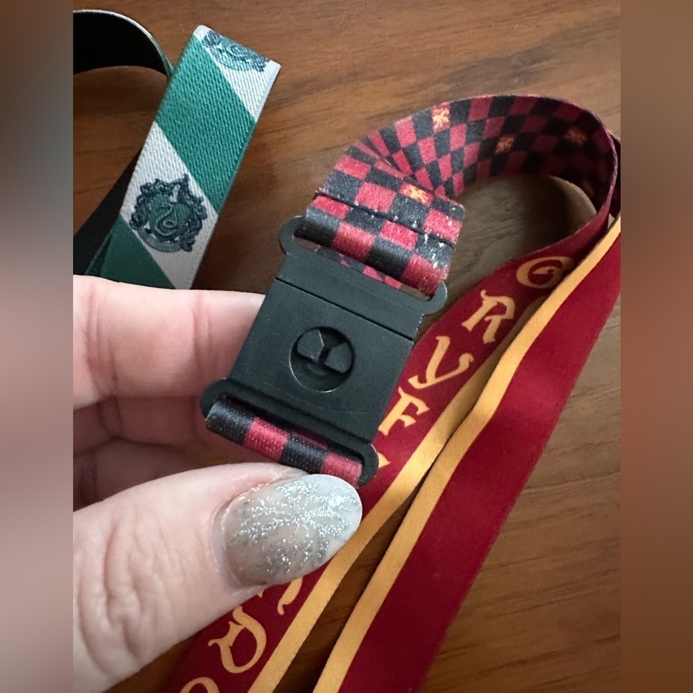 Universal The wizarding world of Harry Potter 2 Lanyards Slytherin & Gryffindor - Picture 3 of 9